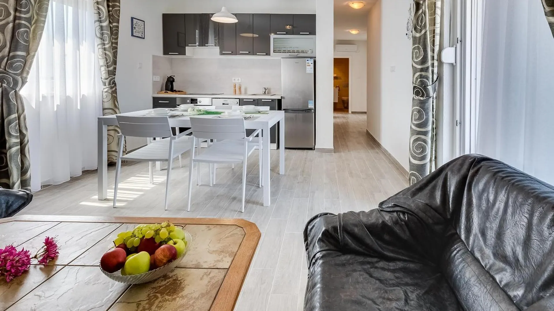 Apartment Apartmani Kastelina 2 Vir