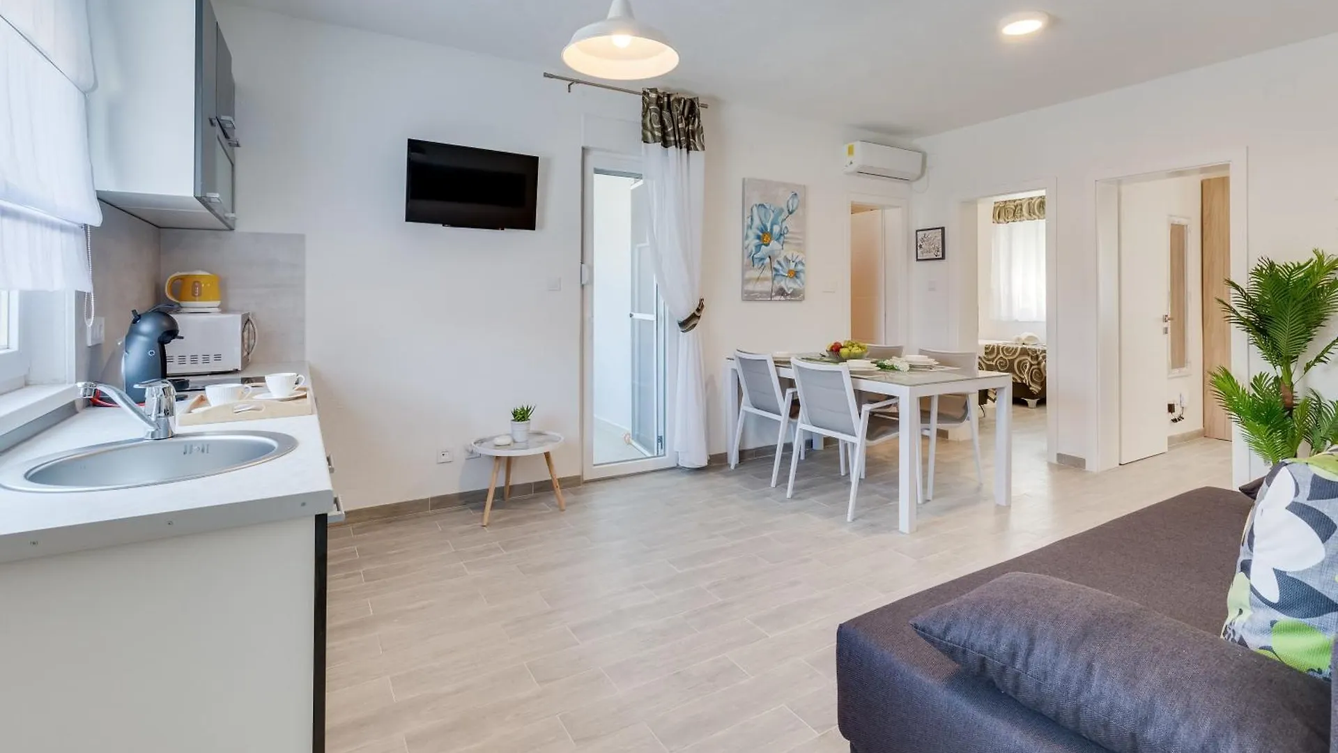 Apartment Apartmani Kastelina 2 Vir